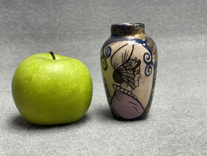 M. VAUTIER.
Petit vase à décor de femme 
H....