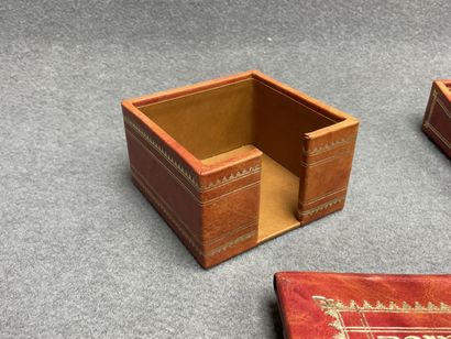 Nécessaire de bureau en cuir. 
Sous-main,...