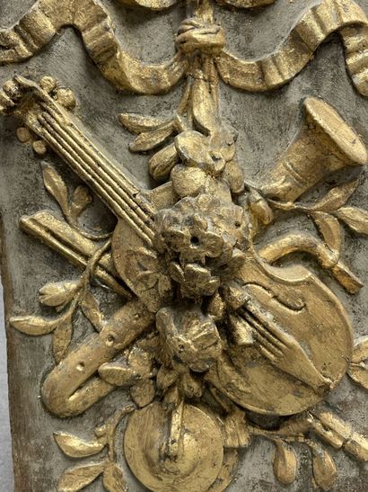 Panneau en bois sculpté à décor de carquois...