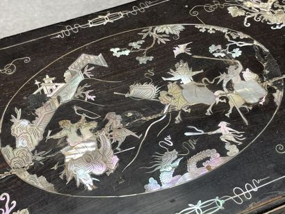 Coffret à décor de nacre. Chine fin XIX°...