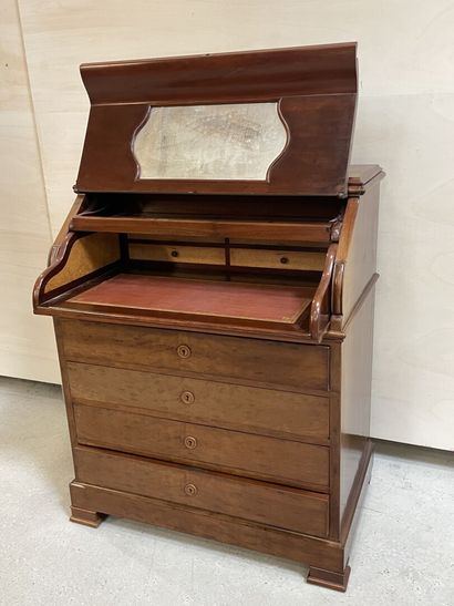 Commode chemin de fer en placage de noyer.
114...