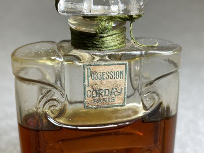 CORDAY, Possession
Flacon en verre moulé...