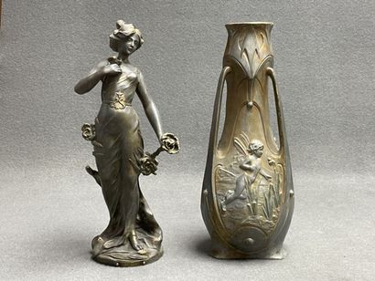 Vase en étain, signé J. Garnier. 
H. :38...