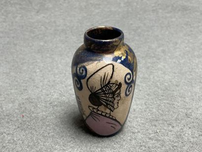 M. VAUTIER.
Petit vase à décor de femme 
H....