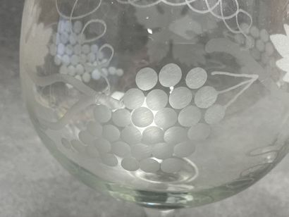 Deux verres lave-raisin en verre incolore...