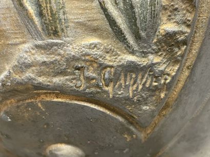 Vase en étain, signé J. Garnier. 
H. :38...