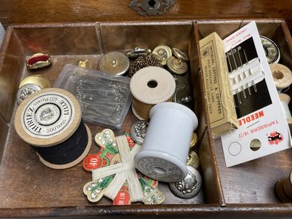 Lot de couture, boutons, dentelles...