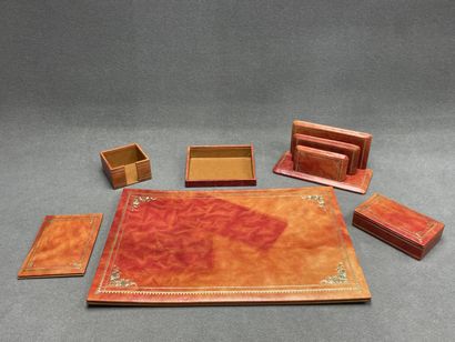 Nécessaire de bureau en cuir. 
Sous-main,...