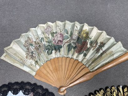 Trois éventails.
L. : 39 à 52 cm. 
Manque...