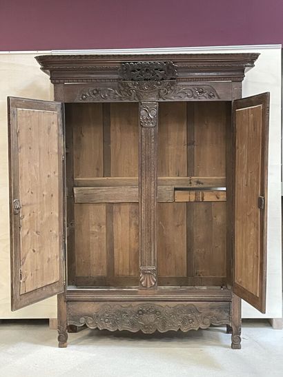 Armoire normande XIX° , deux portes ornées...