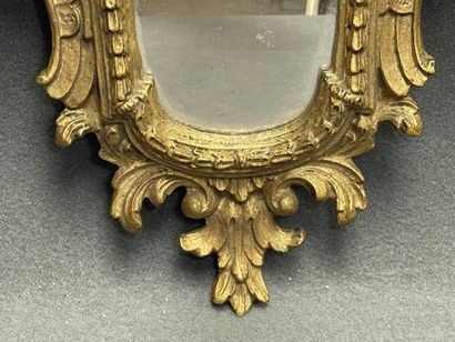 Miroir cadre en bois doré ajouré
Italie XIX°...