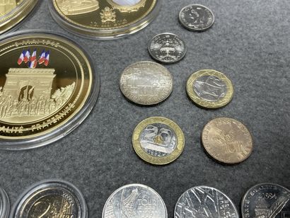 Lot de médailles et pièces de monnaies commémoratives....