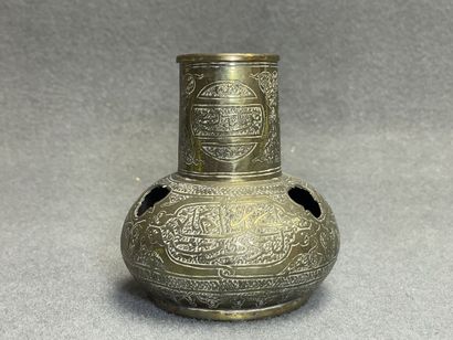 Petit vase brule parfum en bronze d'Afrique...
