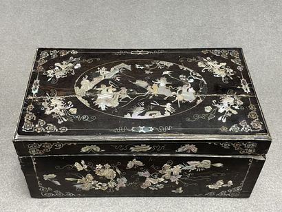 Coffret à décor de nacre. Chine fin XIX°...