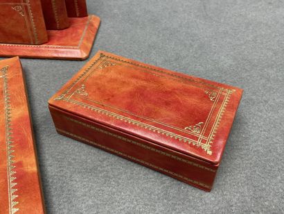 Nécessaire de bureau en cuir. 
Sous-main,...