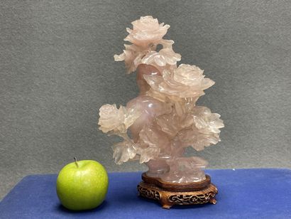 Vase couvert en quartz rose sculpté.
Chine...