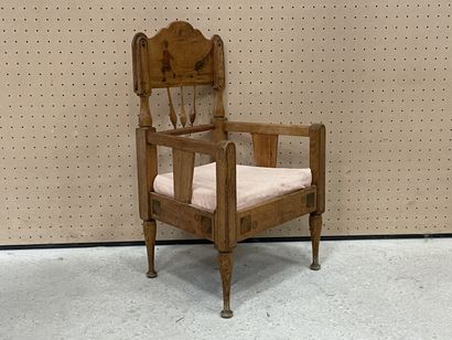 Fauteuil d'enfant en bois, décor gravé de...