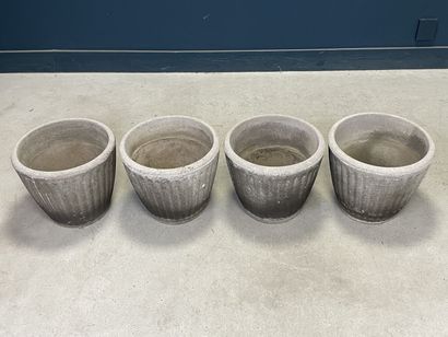 Quatre pots de jardin en ciment moulé. 
H....