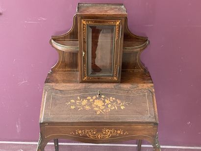 Bureau de pente surmonté d'une petite vitrine,...