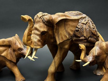 Trois Statuettes d'Eléphants, 
en bois exotique...
