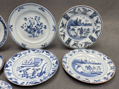 Ensemble de huit assiettes en porcelaine...