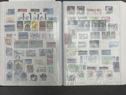 Cinq albums de timbres