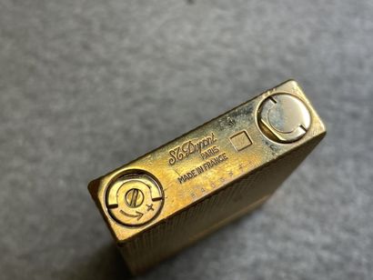 DUPONT
Briquet en métal doré.

On y joint...