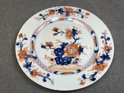 Deux assiettes et une coupelle en porcelaine...