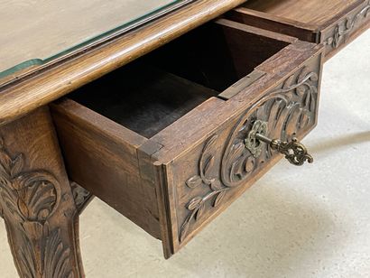 Bureau plat en chêne sculpté
style Louis...