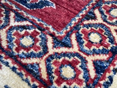 Tapis d'Orient 
235 x 190 cm.