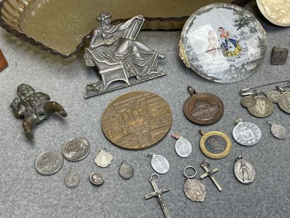 Lot comprenant: 
Centre de table en verre,...