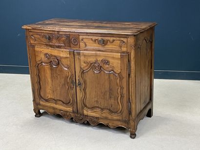 Buffet bas en bois fruitier mouluré, ouvrant...