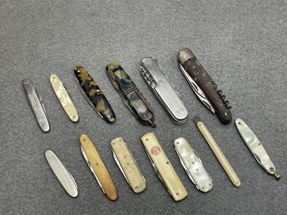Ensemble de 13 couteaux de poche début X...