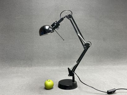 Lampe de bureau articulée. 
H. :56 cm.