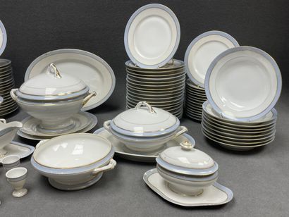 Partie de service de table en porcelaine...