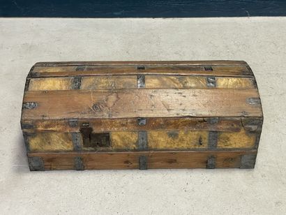 Malle en bois et cuir fin XVIII°. 
33 x 87...