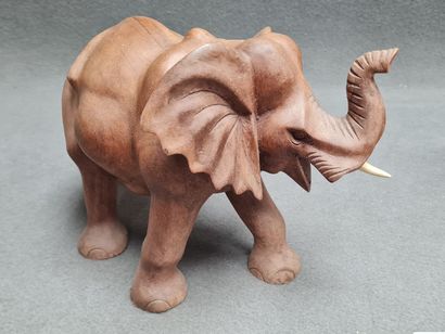 Deux éléphants en bois sculpté modernes
Manque...
