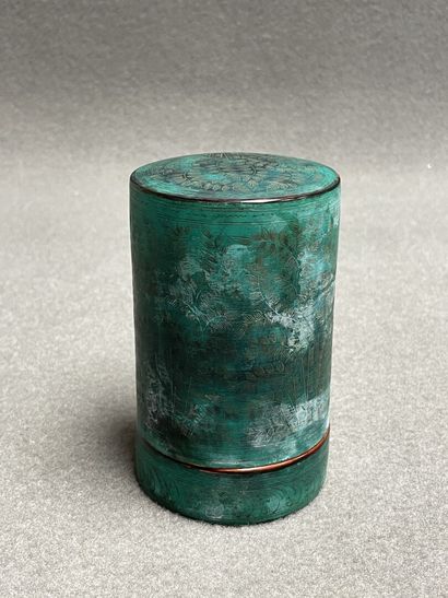 Lot comprenant: 
Boite cylindrique en bois...