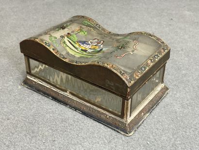 Boite en verre et glace, ornée de papiers...