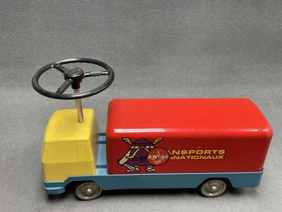 Kiddicraft, France. 
Camion-pousseur enfant...
