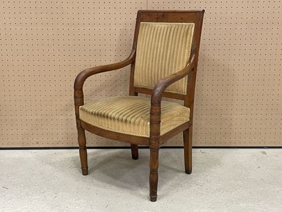Fauteuil en bois clair à dossier carré
Epoque...