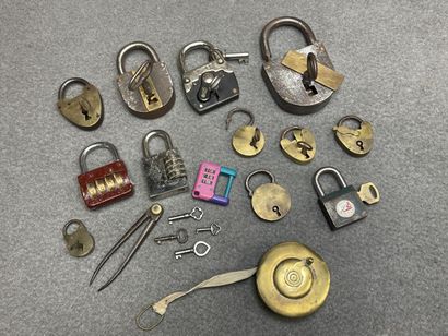 Ensemble de cadenas ancien et mètre ruban...