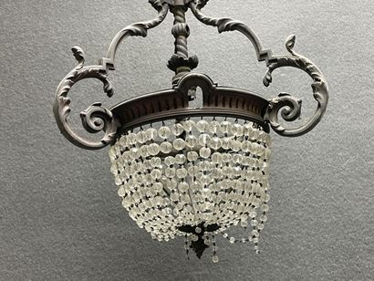 Petit lustre en bronze à perles. 
H. :42...