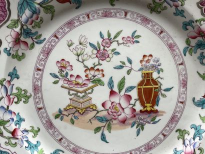 MINTON.
Plat et assiette en faience anglaise....