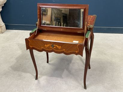Table à jeux, formant écritoire et coiffeuse,...