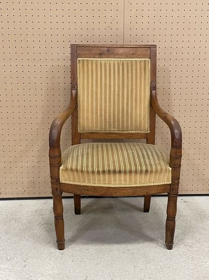 Fauteuil en bois clair à dossier carré
Epoque...