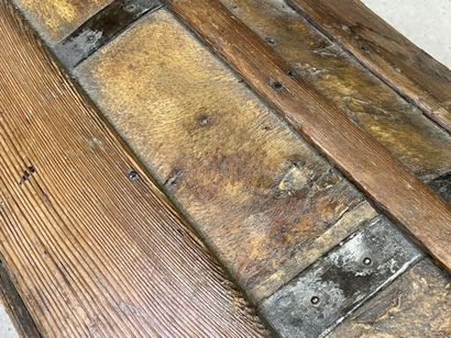 Malle en bois et cuir fin XVIII°. 
33 x 87...