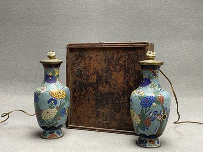 Deux vases en émaux cloisonnés monté en lampe
Japon...