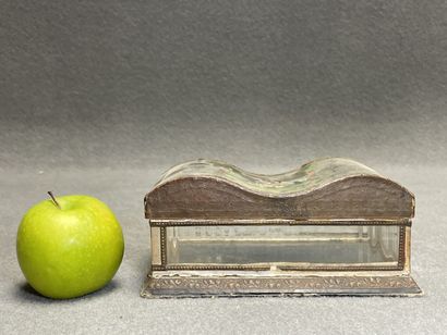 Boite en verre et glace, ornée de papiers...