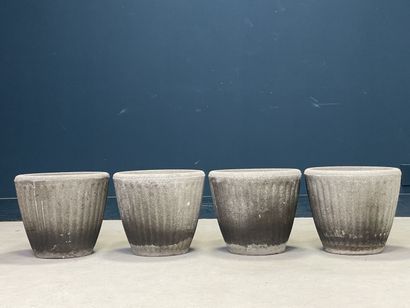 Quatre pots de jardin en ciment moulé. 
H....